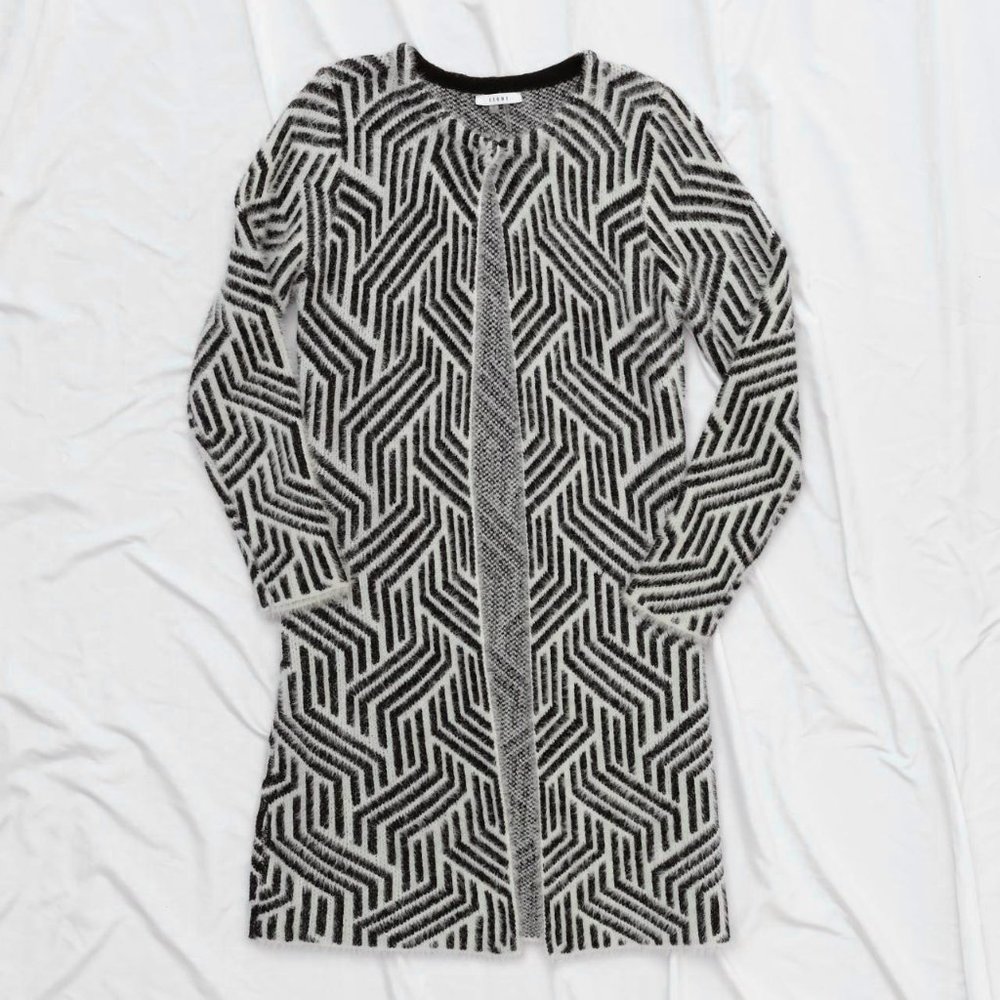 Sioni Black & White Geometric Long Eyelash Sweater Size S